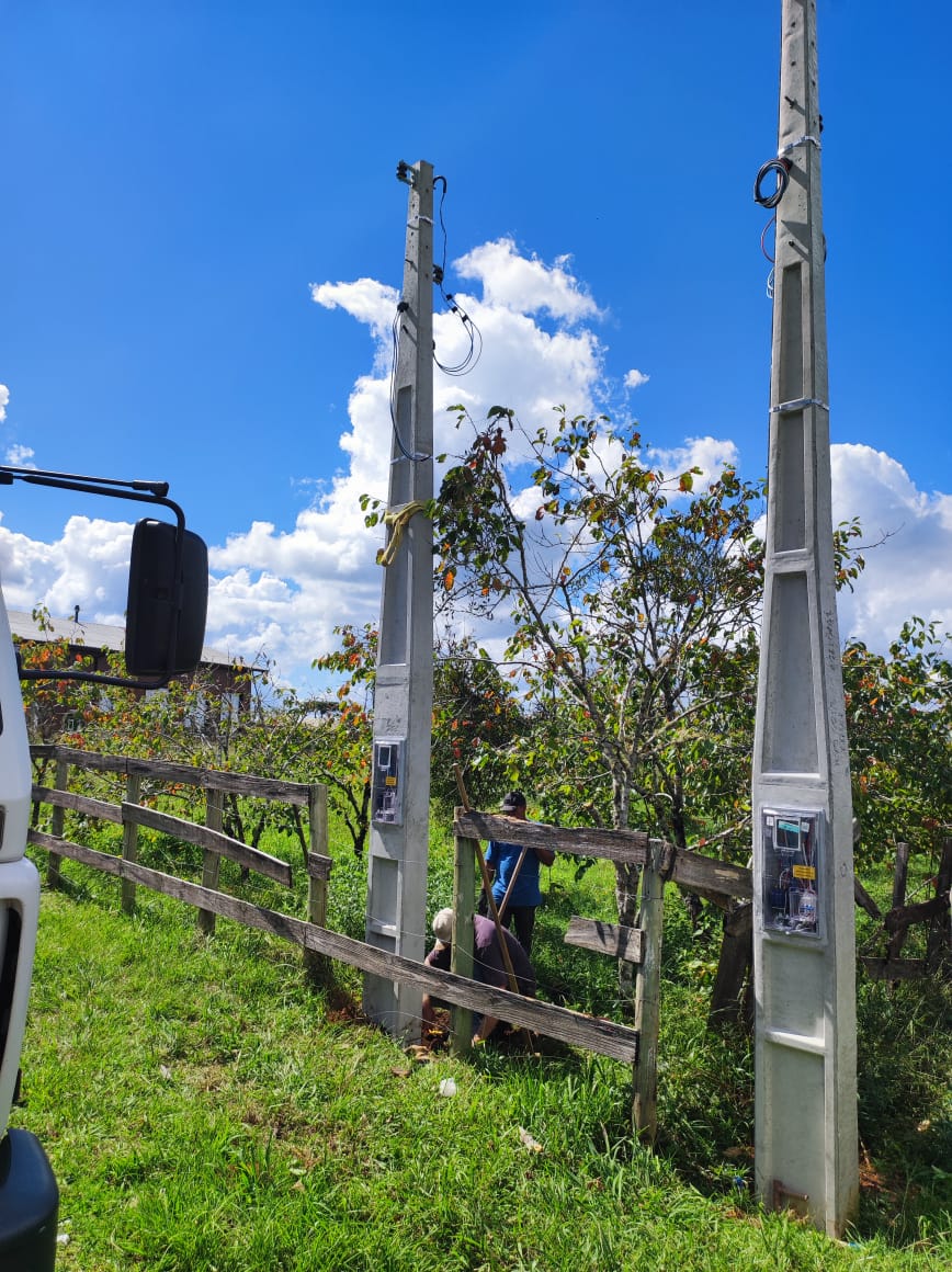 Instalação de poste de energia